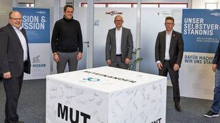 MdL Jens Peter Nettekoven (Zweiter von rechts) freut sich über die tatkräftige Unterstützung von Ansmann, auf den Weg gebracht von Markus Fürst (links) und Thilo Hack (Mitte, beide Vorstände des Weltmarktführers.
