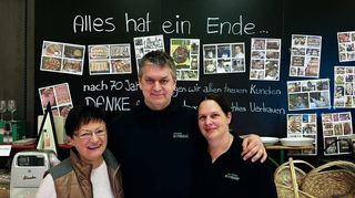 Maria, Dominik und Sandra Hofmann vor ihrer Abschiedstafel im Tauberbischofsheimer E-Center.