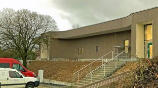 Sachliche Eleganz strahlt die neue Fassade der Taubertalhalle aus. Über zwei leicht vorgezogene Portale kann der Besucher sie betreten. Von Osten her führt eine Rampe zum Gebäude hinauf.