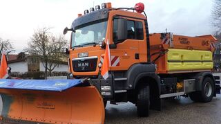 Im Winter unerlässlich: Die Räum- und Streufahrzeuge der kreiseigenen Straßenmeistereien, die dafür sorgen, dass der Verkehr auch bei Schnee und Glätte einigermaßen gut läuft. Ab dem Spätherbst 2023 werden sie ein neues Zuhause in Külsheim haben.