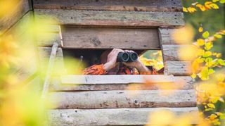 Bevor ein Jäger schießt, muss er sich sehr gewissenhaft davon überzeugen, auf was er anlegt (das Wild ansprechen). So heißt es: „Des Jägers oberstes Gebot – was Du nicht kennst, das schieß nicht tot.“