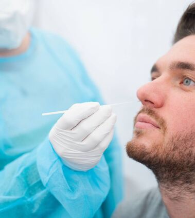 Wer nicht geimpft oder genesen ist, muss einen Test nachweisen, will er zur Arbeit kommen.