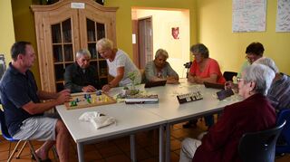 Ohne ehrenamtliches Engagement, wie bei der Memory-Gruppe unter Leitung von Hildegard Schulze (Dritte von links) im Mehrgenerationenhaus Lauda, wäre die Gesellschaft ärmer.