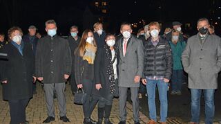 Amtsinhaber Jürgen Galm (Dritter von rechts) freut sich mit Frau Silvia und seinen Kindern Anna-Sophia und Philipp über das Wahlergebnis zum Bürgermeister der Stadt Osterburken. Zu den ersten Gratulanten gehörten MdL Peter Hauk (rechts), Landrat Dr. Achim Brötel (Zweiter von Links) und Stadträtin Margaret Horb (links).