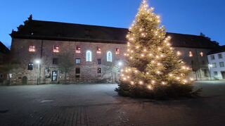 Der Hardheimer Adventskalender erfreut Jung und Alt – und ein Besuch des Schlossplatzes ist vor allem nach Einbruch der Dunkelheit lohnenswert. Adventliche Stimmung aufkommen lässt auch der weithin strahlende Stern im Turm der vor 65 Jahren eingeweihten evangelischen Kirche (kleines Bild).