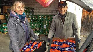 Aus der Lagerhalle in den Kofferraum, mit dem Auto in die Gemeinde und dort zu den Orangenliebhabern und Spendern: Bezirksjugendreferent Friedemann Weller hat am Wochenende vier Tonnen Südfrüchte umgeschlagen. Mit im Bild die Ehrenamtliche Annegret Hein aus dem Weikersheimer Ortsteil Neubronn.