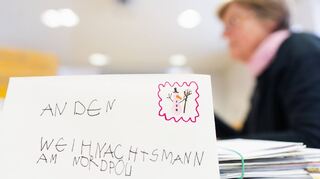 Ein Brief an den Weihnachtsmann liegt im Weihnachtspostamt in Himmelstadt auf einem Tisch. Schicken Kinder ihre Wünsche in Briefform ans Christkind, landen diese beim Weihnachtspostamt in Himmelstadt.
