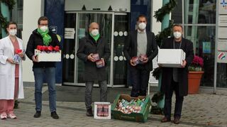Schoko-Nikoläuse für die Mitarbeiter des Caritas-Krankenhauses – ein Dankeschön nach der Aktion der AfD gegen das Impfen: von links Krankenpflegekräfte der Covid-Stationen, Thomas Tuschhoff, Rainer Moritz, Hausoberer Michael Raditsch und Klaus-Dieter Brunotte.