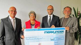 <p>Die Firma Manfred Merklinger aus Buchen spendete 2500 Euro für bedürftige Kinder und deren Eltern in der Region. Das Bild entstand bei der Spendenübergabe und zeigt (von links) Prokurist Pentti Albrecht, Geschäftsführerin Maria Teresa Merklinger, Prokurist Martin Henn sowie Meinrad Edinger vom Caritasverband Neckar-Odenwald.</p>