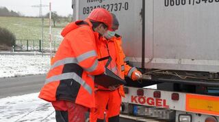 Ein strenger Blick auf die Plombe des Lkw: Sie muss unversehrt sein.