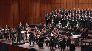 An die 150 Leute arbeiten an Mozarts Requiem: die Mannheimer Philharmoniker, der Beethovenchor Ludwigshafen, Solisten und Dirigent Boian Videnoff.