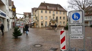 Klares Verkehrszeichen – hier am Deutschordenplatz beginnt die neue Fußgängerzone, die Durchfahrt ist verboten.