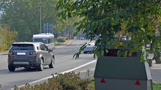 Der sogenannte „Enforcement Trailer“ im Einsatz an der L 2310, Höhe Bronnbacher Hof.