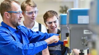 An beruflichen Schulen werden junge Menschen praxisnah auf den Arbeitsalltag vorbereitet.