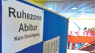 Das dritte "Corona-Abitur" können Schülerinnen und Schüler etwas lockerer angehen - zumindest was Masken und Tests betrifft.