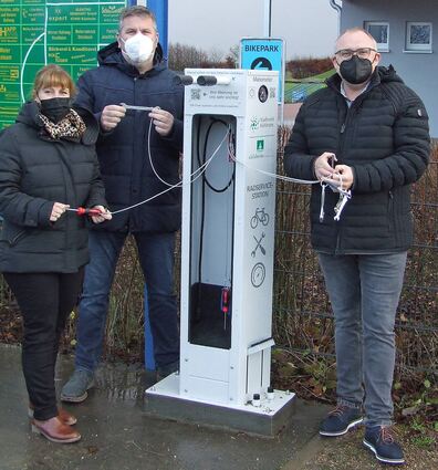 Übergabe der Fahrrad-Reparatur-Station nahe des Bike-Parks des FC Hundheim/Steinbach (von links): Simone Dietrich, Beisitzerin beim FC Hundheim/Steinbach und Ideengeberin für die Fahrrad-Reparatur-Station, Bernd Dietrich, Vorstand Radsport und Külsheims Bürgermeister Thomas Schreglmann.