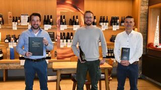 Mehrfach Grund zur Freude haben (von links) Michael Braun, Geschäftsführer der Winzer Beckstein, Kellermeister Florian Döller und Michael Spies. Die Genossenschaft zählt zu den besten Weinerzeugern Deutschlands, ein Chardonnay vom Gerlachsheimer Herrenberg zu den herausragenden Weinen.