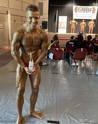 So sehen Sieger aus: Der Walldürner Steven Kilian kurz nach dem Gewinn der Deutschen Meisterschaft im „Natural Bodybuilding“ im Juni in der Nähe von Hamburg.
