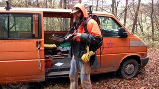 Mit einem tragbaren Computer und weiteren Gerätschaften ist Diplom-Forstwirt Sebastian Busch, im Wald zwischen Schweigern und Bobstadt unterwegs, um Daten für die vierte Bundeswaldinventur zu erheben.