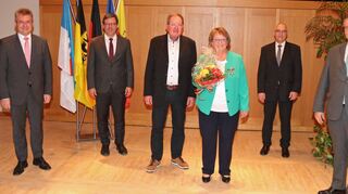 Erinnerungsfoto nach der Bundesverdienstkreuzverleihung an Elfriede Geiger: Landrat Dr. Achim Brötel, Bürgermeister Ralph Matousek, Jürgen und Elfriede Geiger, Altbürgermeister Gerhard Baar und Minister Peter Hauk (von links).