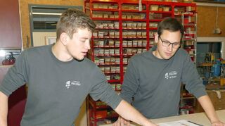 Vor der praktischen Arbeit steht das Studieren der Baupläne. Auf dem Bild Felix Wilhelm mit seinem Meister Max Reuter (rechts) vor den Plänen des Gesundheitszentrums von Igersheim.
