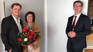 Hartmut Imhof, Ehefrau Barbara und der stellvertretende Vorstandsvorsitzende Robert Haas (von links) bei der Verabschiedung.