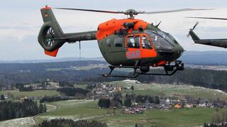 Links: Im Frühjahr hat die moderne H 145 LUH SAR (vorne) den betagten, 50 Jahre alten, „Teppichklopfer“ Bell UH-1D als Such- und Rettungshubschrauber abgelöst. Rechts: Derzeit sind vier NH90 im gefährlichen UN-Einsatz in Mali. Die Hubschrauber und Besatzungen kommen aus Niederstetten, Faßberg und Bückeburg.