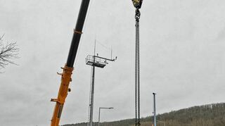 Die Mitarbeiter des Bauhofs des Wasserstraßen- und Schifffahrtsamts Aschaffenburg sind derzeit dabei, das Ersatztor anzupassen und einzubauen.