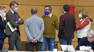 Die Fraktionsvorsitzenden verhandeln mit dem Oberbürgermeister über das Vorgehen bei den Haushaltsberatungen. Auf dem Bild (von links): Axel Wältz, OB Markus Herrera Torrez, Richard Diehm, Patrick Schönig, Stefan Kempf und Songrit Breuninger.