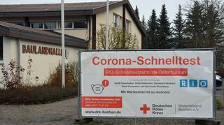 Der DRK Kreisverband Buchen bietet unter anderem an der Baulandhalle in Osterburken kostenlose Corona-Tests an.