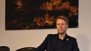 Oberbürgermeister Markus Herrera Torrez in seinem Büro.