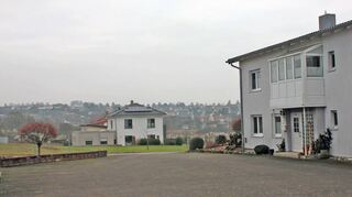 Die Stichstraße, an der die Eingänge der Häuser mit bisheriger Adresse „Zur Marienhöhe“ Nummer 2 bis 6 liegen, wird „Christoph-Corner-Weg“ heißen. Die Stadtverwaltung hat die Grundstückseigentümer erst ein halbes Jahr später offiziell darüber unterrichtet.