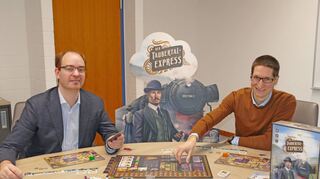 Lauda-Königshofens Bürgermeister Dr. Lukas Braun (links) und Spieleentwickler Christoph Kraus freuen sich, dass der „neue Taubertal-Express“ nun erhältlich ist.