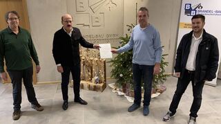 Chris Baumann, Vorstandsvorsitzender der Günter Brandel Stiftung, Dr. Klaus Faulhaber, stellvertretender Vorstandsvorsitzender der Günter Brandel Stiftung, Volker Silberzahn, Vorsitzender des Sportjugendfördervereins Main-Tauber und Dominic Faul, Sportkreisjugendleiter Tauberbischofsheim, präsentieren den Erstplatzierten des Günter-Brandel-Jugend-Förderpreises 2021, den SV Königshofen.