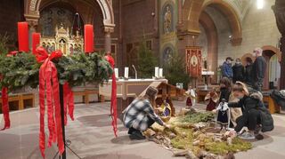 Unter Federführung der KjG wurde am Samstag zum vierten Advent in der Kirche St. Alban die Krippe aufgebaut.