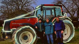 Hannes, Yvonne und Kai Vogel aus Werbach mit ihrem weihnachtlichen „Schmuckstück“.