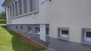 Nach dem die Drainage an der Außenwand des Bürgerhauses in Erlenbach erfolgt war, wurde die Fassade saniert.