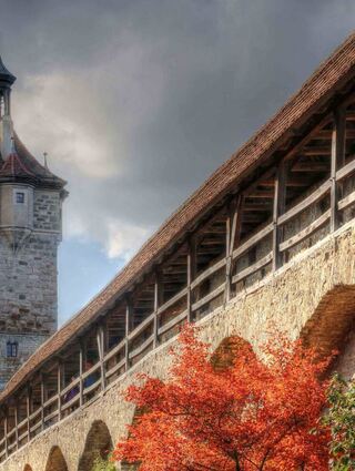 Romantische (Rothenburger) Stadtansicht, wie sie Courths-Mahler gemocht hätte: Viele ihrer Romane spielen im Schatten von Mauern und Zinnen.