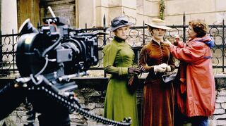 Schauspielerin Pauline Knof (Mitte) wird für die nächste Szene geschminkt, links neben ihr Stefanie Schimanski als ihre Film-Schwester Susanne Hermsdorf. Die beiden sind in der ZDF-Courths-Mahler-Verfilmung „Durch Liebe erlöst – Das Geheimnis des Roten Hauses“ zu sehen.