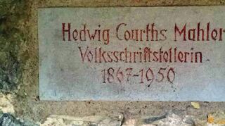 Unter den vielen Erinnerungssteinen an der Rothenburger Stadtmauer findet sich auch dieser – 200 Mark spendete die Familie Courths-Mahler im Jahr 1962 für die Sanierung des Mauerabschnitts mit Widmungstafel.