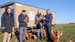 Das Hühnermobil „Am Weidenbaum“ bietet Wohnraum für 450 glückliche Hühner. Davon überzeugten sich (von links) Bürgermeister Roland Burger und Bernhard Heim vom Landratsamt bei den Bauersleuten Peter und Felicitas Beuchert.