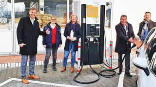 Die schnellste E-Ladestation im Main-Tauber-Kreis mit einer Leistung von bis zu 200 KW wurde jetzt in Tauberbischofsheim in der Tankstelle in der Wertheimer Straße offiziell in Betrieb genommen. Bei der Einweihung freuen sich über die Errungenschaft (von links) Peter Herm, Gaby Wagner (Vertriebsleitung Tankstellen bei Herm), Bürgermeisterin Anette Schmitt, Paul Gehrig (Stadtwerk Tauberfranken) sowie Projektleiter Carsten Megele.