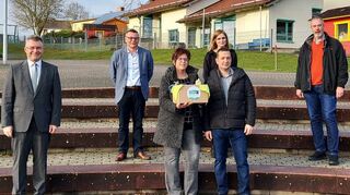 Die 100 000. Impfung gegen das Coronavirus unter der Regie des Neckar-Odenwald-Kreises hat am Montag Simone Kern (Dritte von links) aus Heidersbach erhalten.