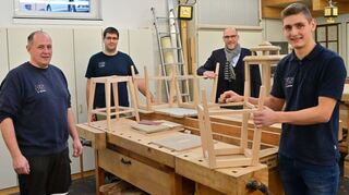 Holzmechaniker Cornelius Knörzer (rechts) ist als Landessieger ausgezeichnet worden. Mit ihm freuen sich bei den VS (von links) Lehrwerkstattleiter Olivier Stöckle, stellvertretender Lehrwerkstattleiter Christian Größlein sowie Geschäftsleitung Unternehmensplanung Alexander Ille.