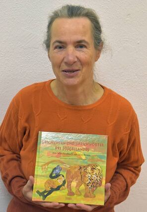 Sabine Goldschmitt mit dem Buch „Geschichten und Sprichwörter aus dem Hügelland“.