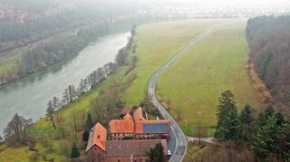 Beim Tremhof zwischen Boxtal und Freudenberg soll zukünftig Kies abgebaut werden. In diesem Rahmen ist geplant, die L2310 zu verlegen. Das Planfeststellungsverfahren dazu hat begonnen. Das Foto zeigt den Tremhof, den Abbaubereich und im Hintergrund Dorfprozelten.