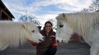 Adriana Schulz-Stubenrauch führt den Gnadenbrothof in Merchingen. Ihre Arbeit hört nie auf. Aber sie ist froh, wenn geschundene Pferde auf ihrem Hof noch eine gute Zeit verbringen können. Unterstützung erhält sie von den Mitgliedern des Vereins „Pony in Not“.
