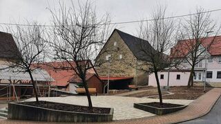 Der Dorfplatz in Neuses ist völlig neu gestaltet worden und steht den Bürger im kommenden Jahr uneingeschränkt zur Verfügung.