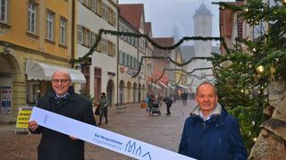 Damit man sich nicht überall einer erneuten Kontrolle unterziehen muss (es gilt die 2G-Regel), gibt es in der Kurstadt ein praktisches Armbändchen, das nach einmaliger Status-Prüfung den entspannten Bummel durch mehrere Läden ermöglicht.