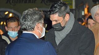 Foto des Jahres für Weikersheim: Nick Schuppert sucht am 7. November Blick- und Körperkontakt zum deutlich unterlegenen Bürgermeister Klaus Kornberger, der seinem Nachfolger zum Wahlsieg gratuliert.